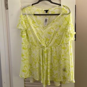 NWT- twist front torrid size 1(14-16) top